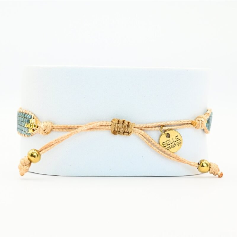 apportez une touche de mystère et de style à votre poignet avec cette petite manchette élégante, composée de 5 rangs de perles vertes vibrantes. L'ornement œil en son centre ajoute une dimension symbolique et unique à ce bijou.. Bijou seul, Crédit GEMITY