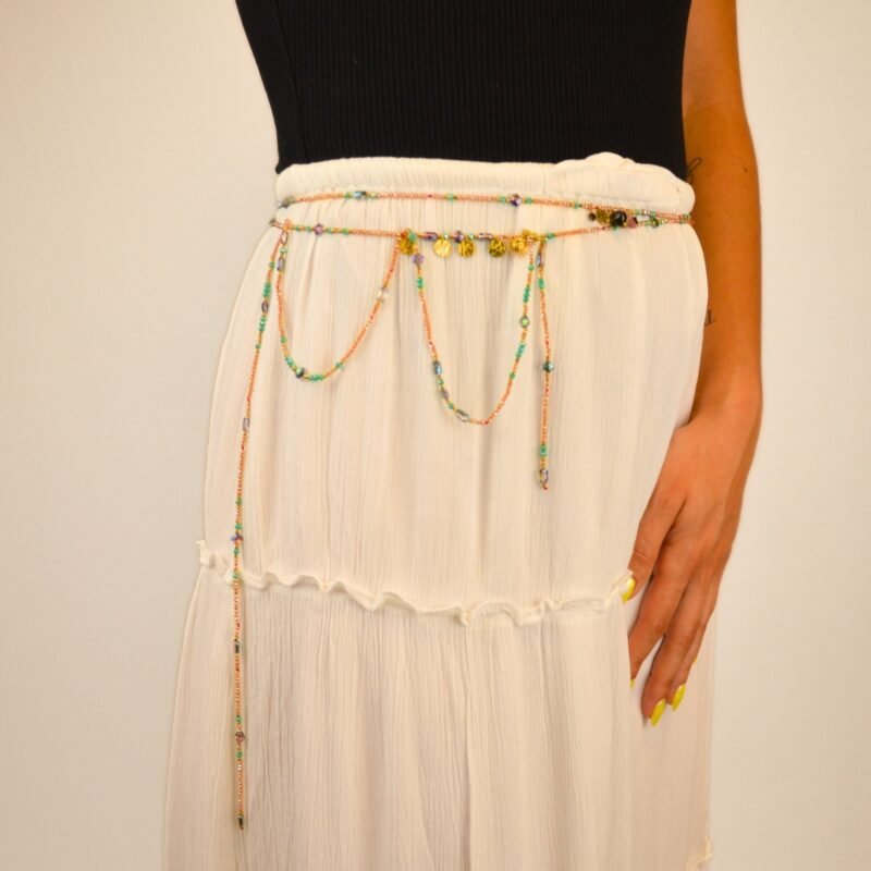 ce collier sautoir en perles roses et turquoises offre une touche de couleur éclatante et de fluidité à vos tenues.. Bijou porté, Crédit GEMITY.