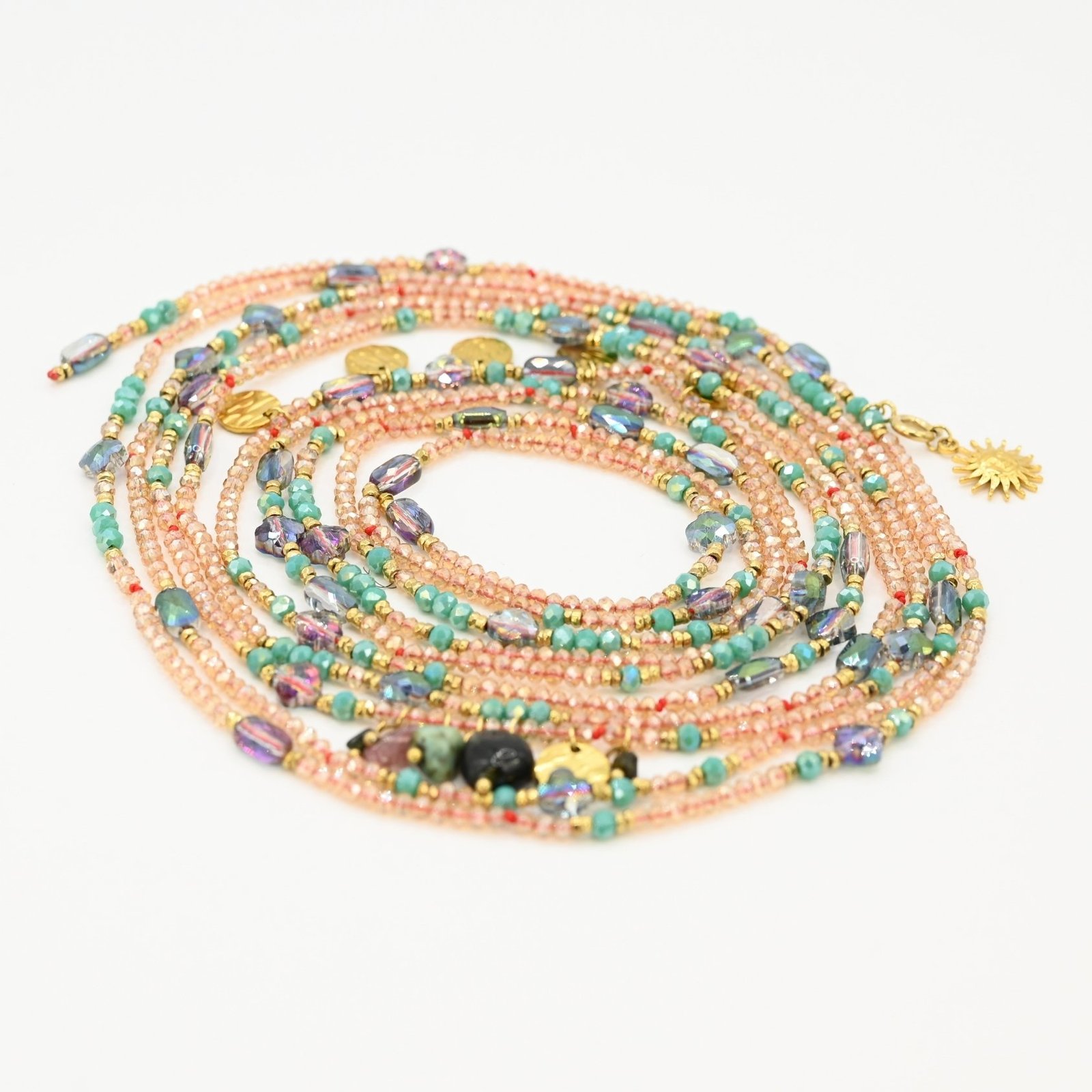 ce collier sautoir en perles roses et turquoises offre une touche de couleur éclatante et de fluidité à vos tenues.. Bijou seul