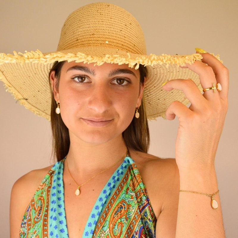 Parure boucles d'oreilles, collier, bracelet et bague en nacre et doré.
