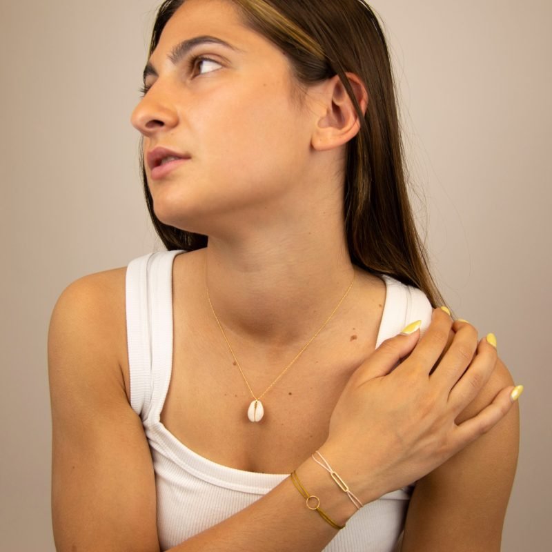 "Collier plaqué or (3 microns) coquillage émaillé Véritable cauri (coquillage) d’une longueur d’environ 2 cm Taille de la chaîne : 39 cm (+5cm de chaîne de rappel) . Bijou seul, Crédit GEMITY"