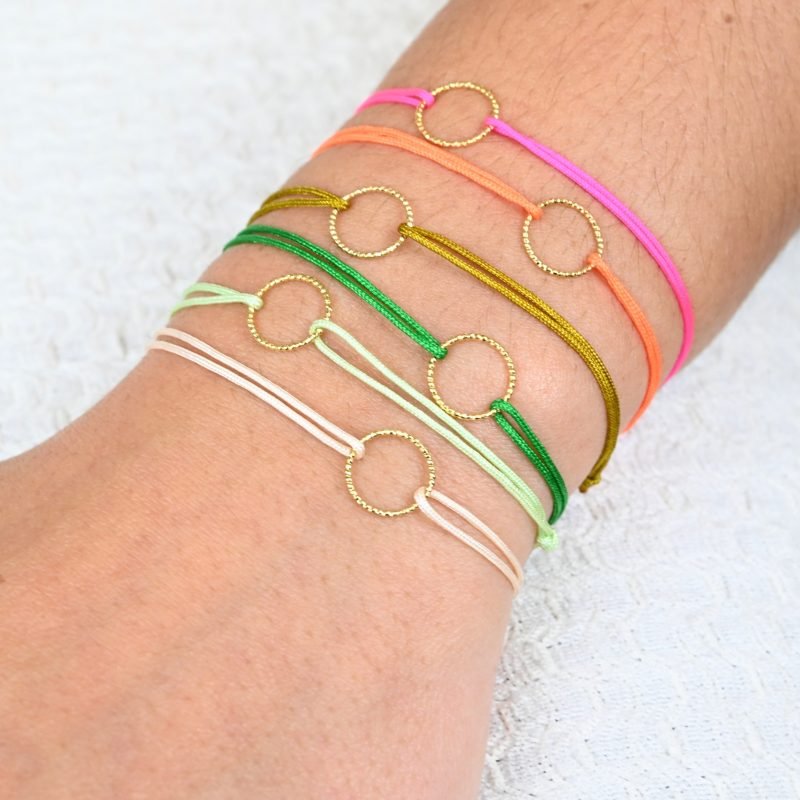 Bracelets de l'amitié, vendu par deux. Cercle en plaqué or (3 microns). Le bracelet est en tissu et vous retrouvez en son centre un magnifique cercle en plaqué or. . Bijou porté, Crédit GEMITY.