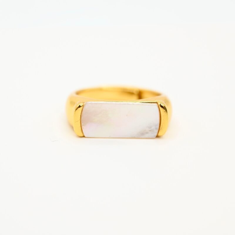 "La couleur blanche de la nacre naturelle s’associera avec tout votre dressing. Une nacre naturelle’ qui a été récupérée en Asie chez le producteur lors de nombreux voyages. Bague nacre RÉGLABLE Composition : métal doré à l'or fin 24 cts . Bijou seul, Crédit GEMITY"