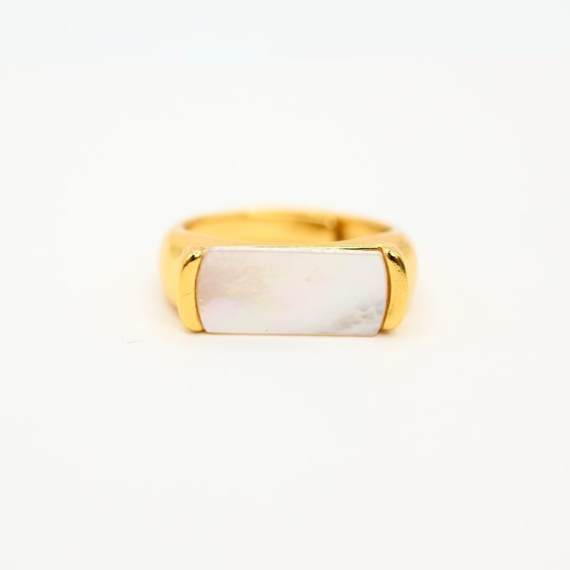 "La couleur blanche de la nacre naturelle s’associera avec tout votre dressing. Une nacre naturelle’ qui a été récupérée en Asie chez le producteur lors de nombreux voyages. Bague nacre RÉGLABLE Composition : métal doré à l'or fin 24 cts . Bijou seul, Crédit GEMITY"