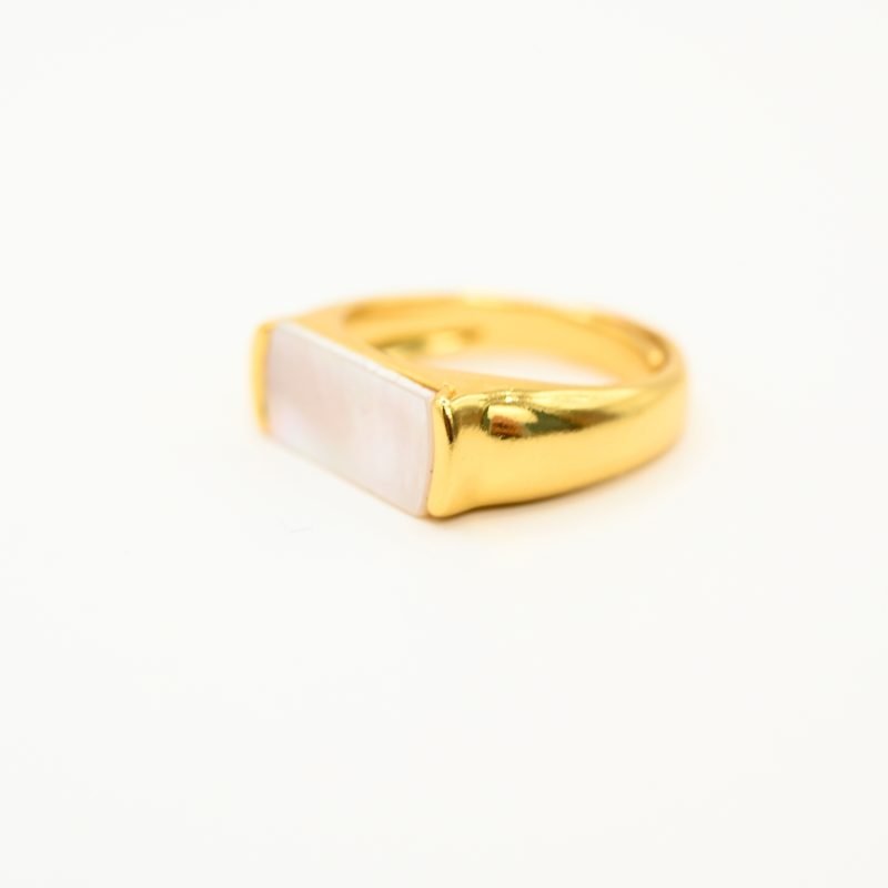 "La couleur blanche de la nacre naturelle s’associera avec tout votre dressing. Une nacre naturelle’ qui a été récupérée en Asie chez le producteur lors de nombreux voyages. Bague nacre RÉGLABLE Composition : métal doré à l'or fin 24 cts . Bijou seul, Crédit GEMITY"