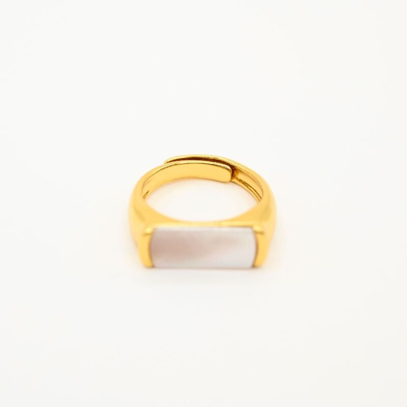 "La couleur blanche de la nacre naturelle s’associera avec tout votre dressing. Une nacre naturelle’ qui a été récupérée en Asie chez le producteur lors de nombreux voyages. Bague nacre RÉGLABLE Composition : métal doré à l'or fin 24 cts . Bijou seul, Crédit GEMITY"