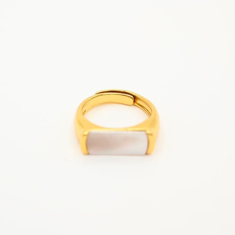 "La couleur blanche de la nacre naturelle s’associera avec tout votre dressing. Une nacre naturelle’ qui a été récupérée en Asie chez le producteur lors de nombreux voyages. Bague nacre RÉGLABLE Composition : métal doré à l'or fin 24 cts . Bijou seul, Crédit GEMITY"