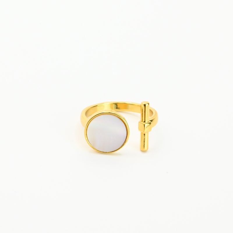 "La couleur blanche de la nacre naturelle s’associera avec tout votre dressing. Une nacre naturelle’ qui a été récupérée en Asie chez le producteur lors de nombreux voyages. Bague nacre RÉGLABLE Composition : métal doré à l'or fin 24 cts . Bijou seul, Crédit GEMITY"