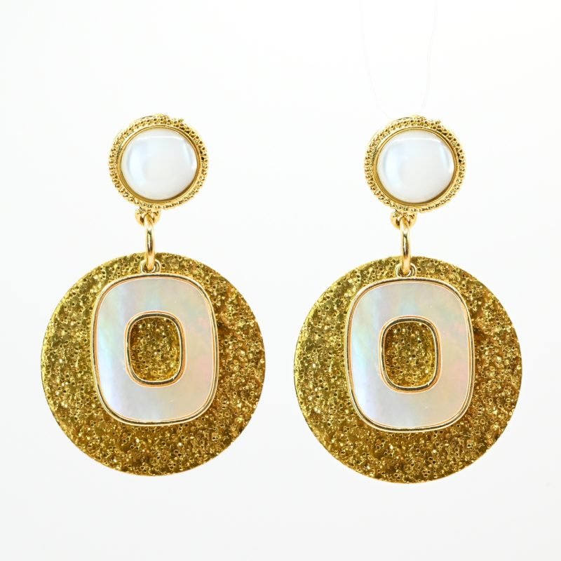Composition : Boucles d'oreilles en métal et nacre naturelle, hauteur 24 mm. Une nacre naturelle qui se portera avec délicatesse contre votre peau.. Bijou seul, Crédit GEMITY