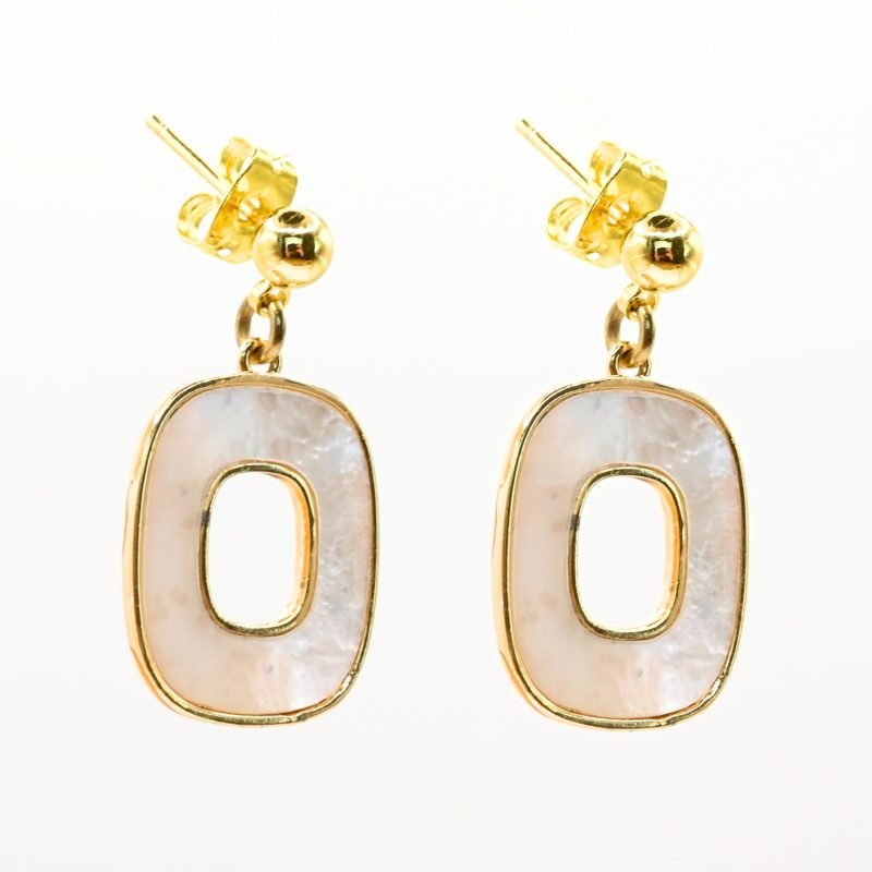 Composition : Boucles d'oreilles en métal et nacre naturelle, hauteur 24 mm. Une nacre naturelle qui se portera avec délicatesse contre votre peau.. Bijou seul, Crédit GEMITY