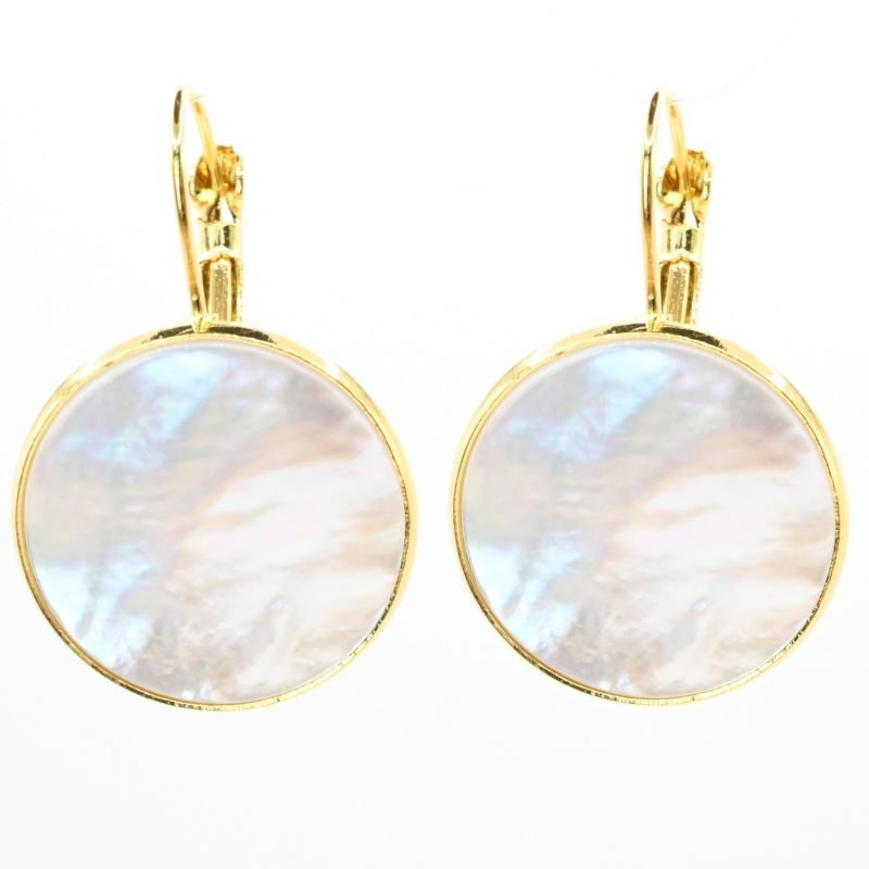 "Composition : boucles d’oreilles en métal et nacre naturelle. Caractéristiques : taille du pendant : 24 mm. Bijou seul, Crédit GEMITY"