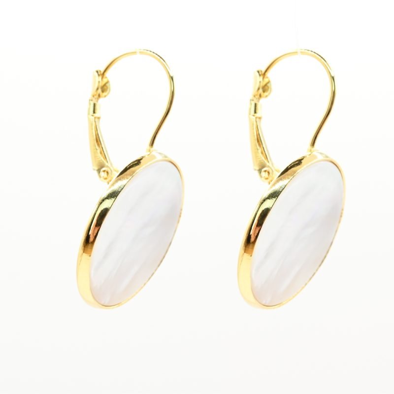 "Composition : boucles d’oreilles en métal et nacre naturelle. Caractéristiques : taille du pendant : 24 mm. Bijou seul, Crédit GEMITY"