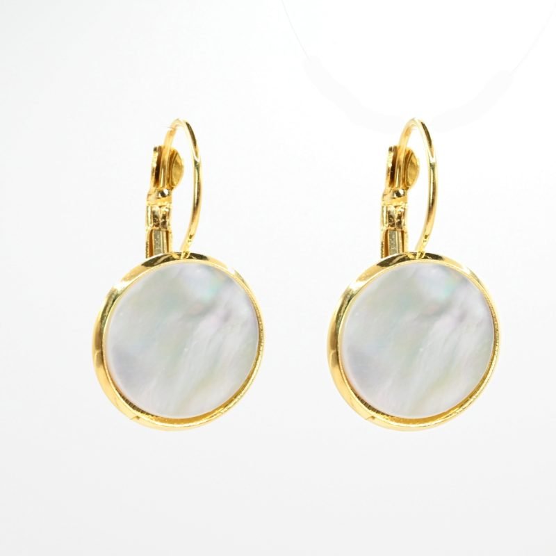 "Boucles d’oreilles dormeuses et cabochon en nacre de 14 mm. Elles sont dorées à l’or fin 24 carats. Ces boucles apporteront une touche lumineuse à vos tenues dans un style épuré. . Bijou seul, Crédit GEMITY"