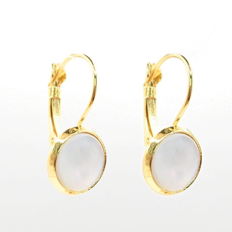 "Boucles d’oreilles dormeuse en métal plaqué or 24 carats. Composées d’un cabochon en nacre naturelle de 1 cm. Ce bijou apportera une touche lumineuse à vos tenues dans un style épuré. . Bijou seul, Crédit GEMITY"