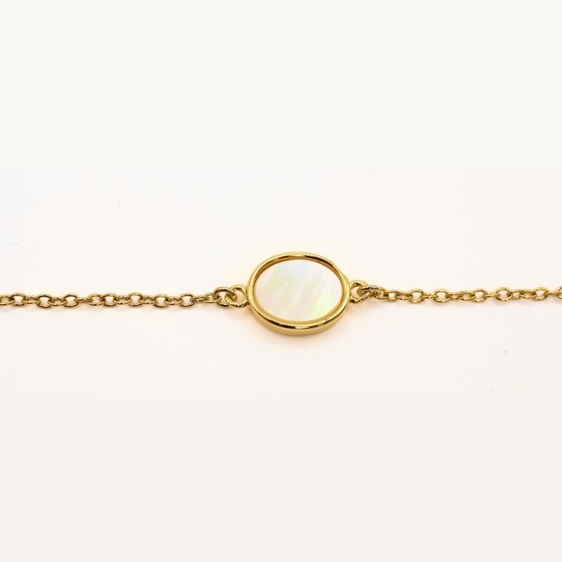 "Si vous appréciez les belles nacres naturelles, vous aimerez la beauté de ce bracelet autour de votre poignet. Ce magnifique bijou est doré à l’or fin 24 carats. Ce bracelet de 15 cm est ajustable avec sa chaîne d’extension. Cette pièce apportera une touche créative à vos tenues dans un style épuré. . Bijou seul, Crédit GEMITY"
