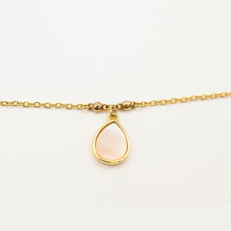 "Si vous appréciez les belles nacres naturelles, vous aimerez la beauté de ce bracelet autour de votre poignet. Ce magnifique bijou est doré à l’or fin 24 carats. Ce bracelet de 15 cm est ajustable avec sa chaîne d’extension. Cette pièce apportera une touche créative à vos tenues dans un style épuré. . Bijou seul, Crédit GEMITY"