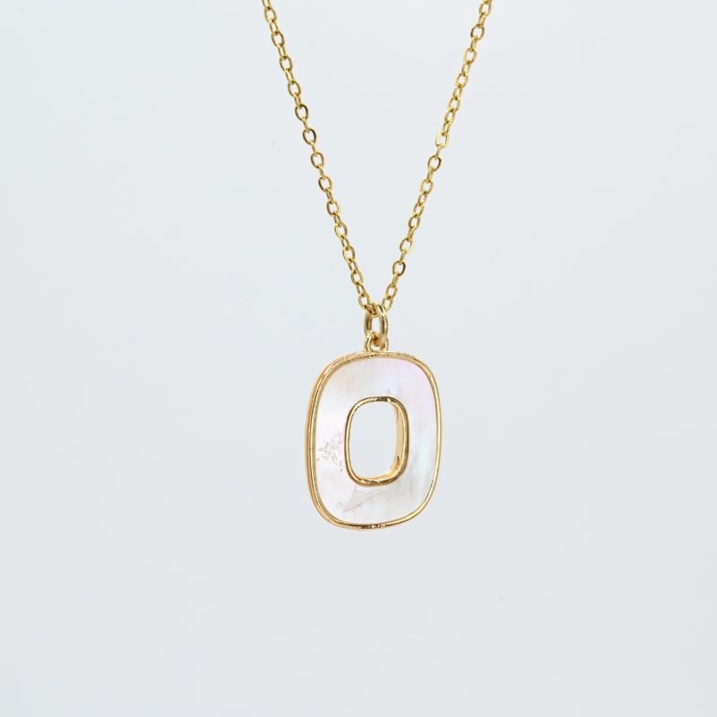 "Collier avec une nacre naturelle montée sur du métal doré à l’or fin 24 carats. La longueur de la chaîne est de 40 cm + chaînette de rallonge. . Bijou seul, Crédit GEMITY"