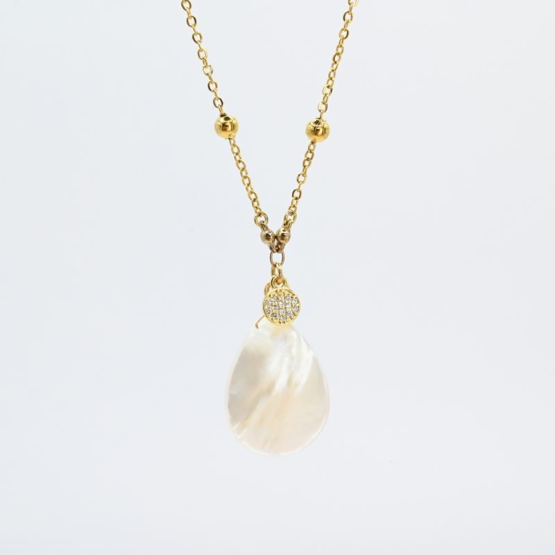 "Caractéristiques : chaîne de 55 cm + 5 cm de longueur de pendentif. Composition : nacre de 5 cm de long, pampilles avec zircons. Bijou seul, Crédit GEMITY"
