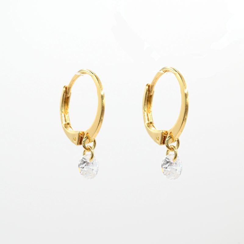 "Boucles d'oreilles en plaqué or avec un zirconium. Vendues par paire. . Bijou seul, Crédit GEMITY"