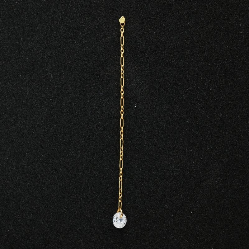 "Boucles d'oreilles en plaqué or avec un zirconium. Vendues par paire. . Bijou seul, Crédit GEMITY"