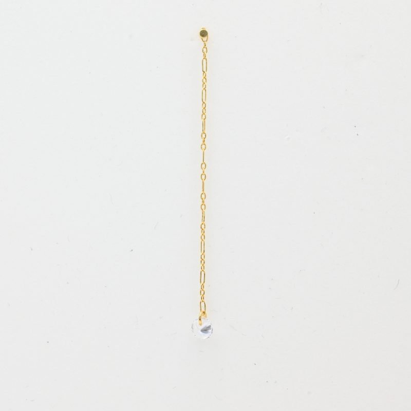 "Boucles d'oreilles en plaqué or avec un zirconium. Vendues par paire. . Bijou seul, Crédit GEMITY"