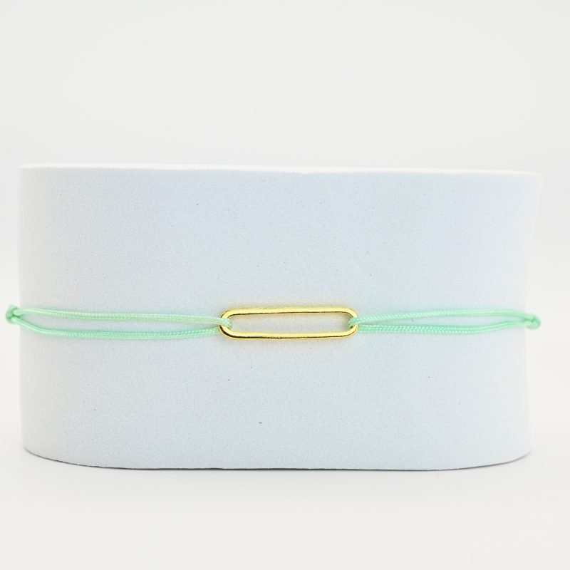"Bracelet avec un maillon en plaqué or (3 microns) et un cordon coloré. Taille ajustable. . Bijou seul, Crédit GEMITY"