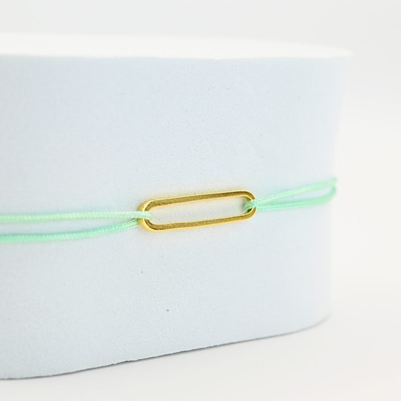 "Bracelet avec un maillon en plaqué or (3 microns) et un cordon coloré. Taille ajustable. . Bijou seul, Crédit GEMITY"