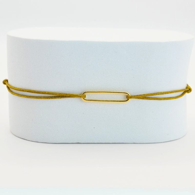 "Bracelet avec un maillon en plaqué or (3 microns) et un cordon coloré. Taille ajustable. . Bijou seul, Crédit GEMITY"