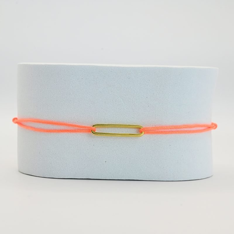 "Bracelet avec un maillon en plaqué or (3 microns) et un cordon coloré. Taille ajustable. . Bijou seul, Crédit GEMITY"