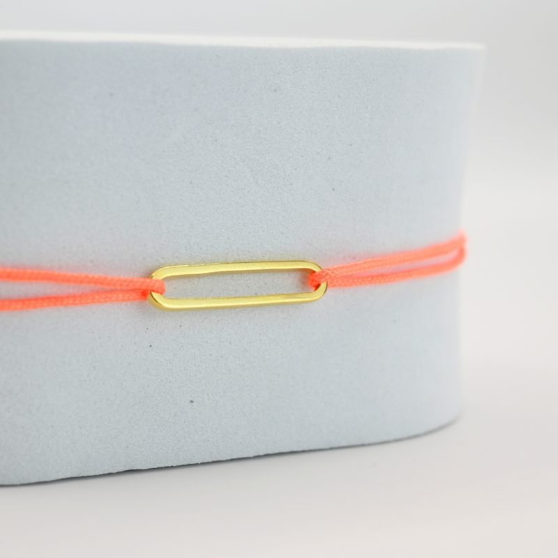 "Bracelet avec un maillon en plaqué or (3 microns) et un cordon coloré. Taille ajustable. . Bijou seul, Crédit GEMITY"
