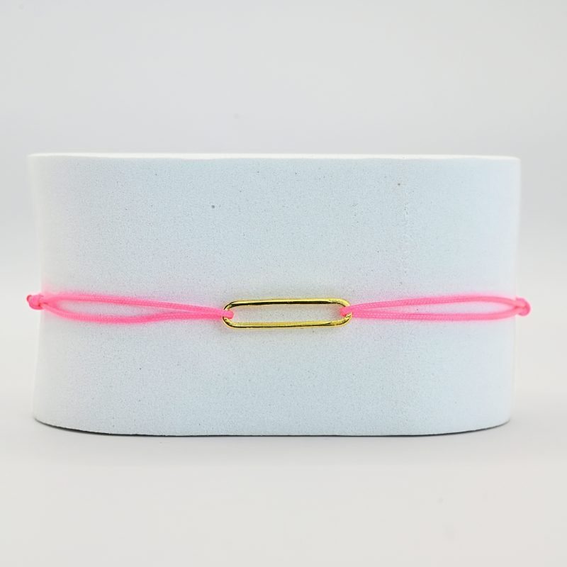 "Bracelet avec un maillon en plaqué or (3 microns) et un cordon coloré. Taille ajustable. . Bijou seul, Crédit GEMITY"