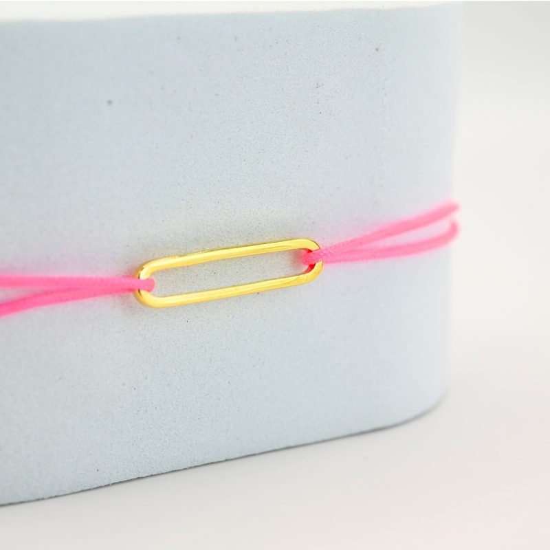 "Bracelet avec un maillon en plaqué or (3 microns) et un cordon coloré. Taille ajustable. . Bijou seul, Crédit GEMITY"
