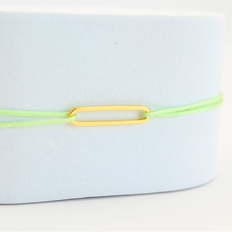 "Bracelet avec un maillon en plaqué or (3 microns) et un cordon coloré. Taille ajustable. . Bijou seul, Crédit GEMITY"
