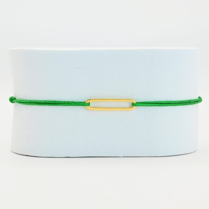 "Bracelet avec un maillon en plaqué or (3 microns) et un cordon coloré. Taille ajustable. . Bijou seul, Crédit GEMITY"