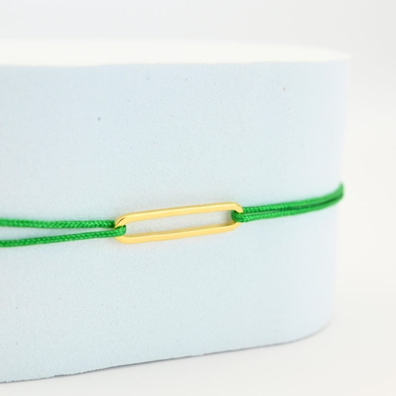 "Bracelet avec un maillon en plaqué or (3 microns) et un cordon coloré. Taille ajustable. . Bijou seul, Crédit GEMITY"