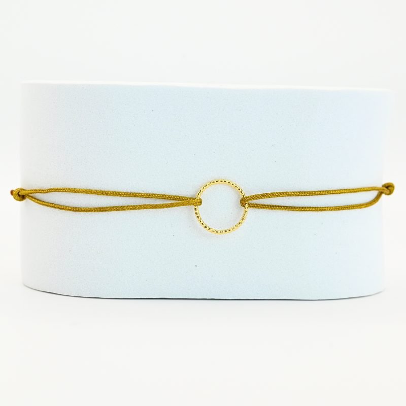 Bracelets de l'amitié, vendu par deux. Cercle en plaqué or (3 microns). Le bracelet est en tissu et vous retrouvez en son centre un magnifique cercle en plaqué or. . Bijou seul, Crédit GEMITY