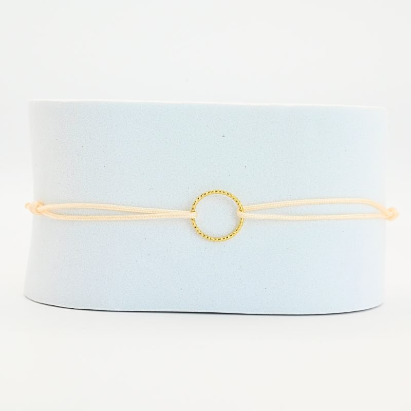Bracelets de l'amitié, vendu par deux. Cercle en plaqué or (3 microns). Le bracelet est en tissu et vous retrouvez en son centre un magnifique cercle en plaqué or. . Bijou seul, Crédit GEMITY