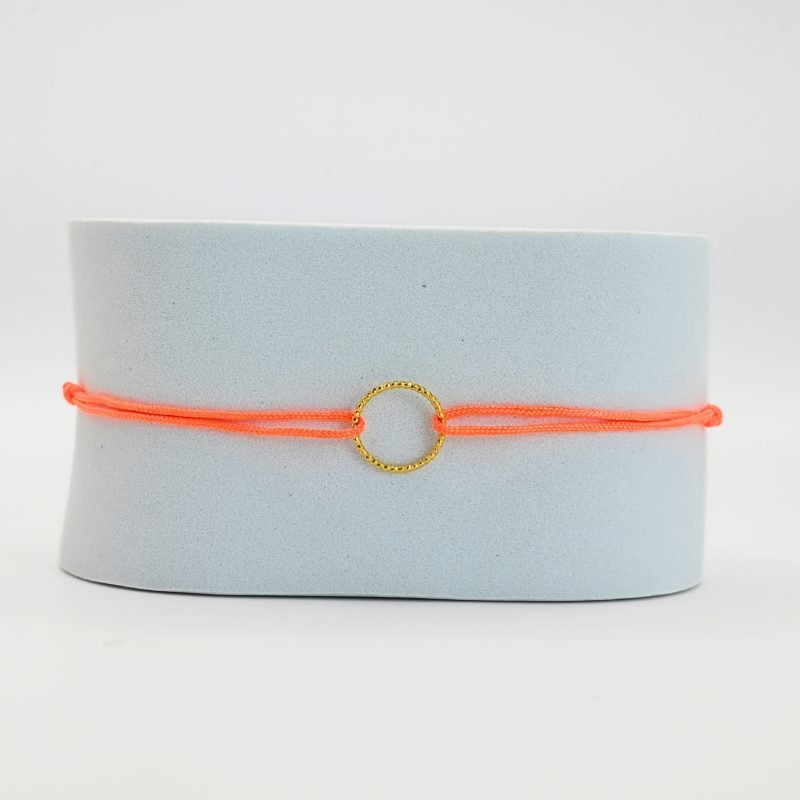 Bracelets de l'amitié, vendu par deux. Cercle en plaqué or (3 microns). Le bracelet est en tissu et vous retrouvez en son centre un magnifique cercle en plaqué or. . Bijou seul, Crédit GEMITY