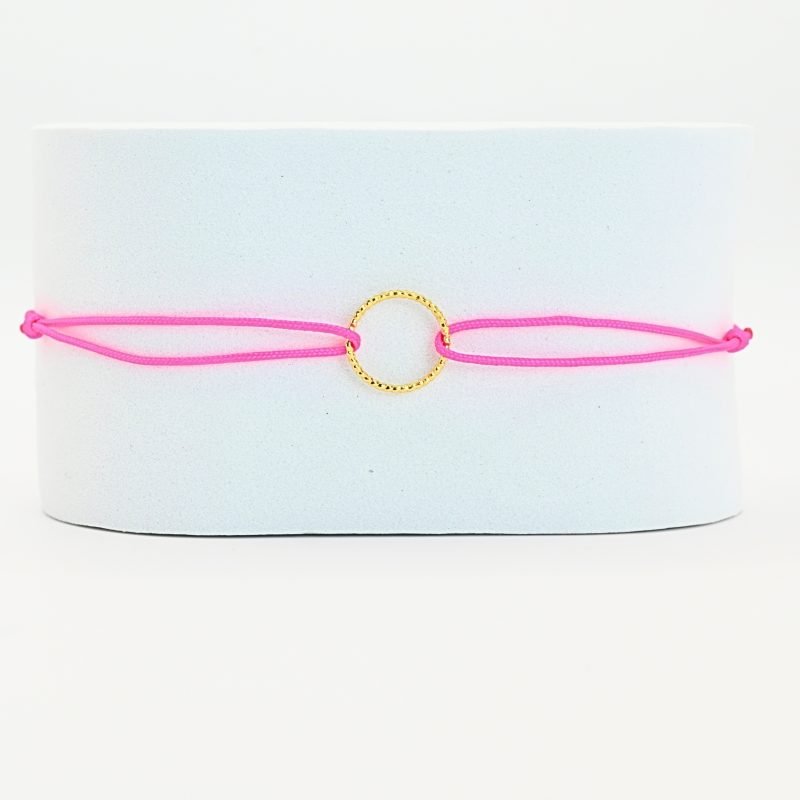 Bracelets de l'amitié, vendu par deux. Cercle en plaqué or (3 microns). Le bracelet est en tissu et vous retrouvez en son centre un magnifique cercle en plaqué or. . Bijou seul, Crédit GEMITY