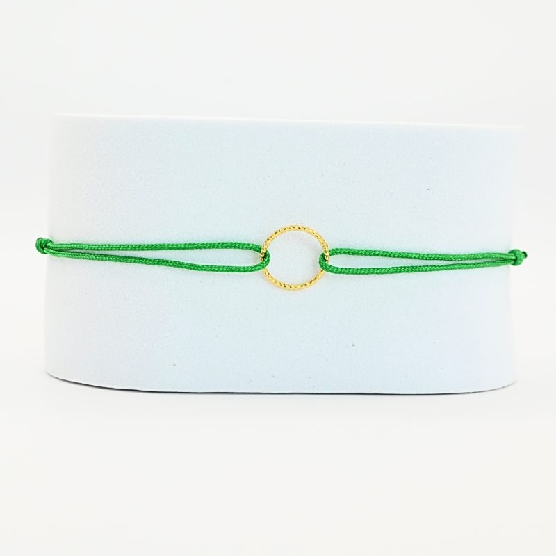Bracelets de l'amitié, vendu par deux. Cercle en plaqué or (3 microns). Le bracelet est en tissu et vous retrouvez en son centre un magnifique cercle en plaqué or. . Bijou seul, Crédit GEMITY