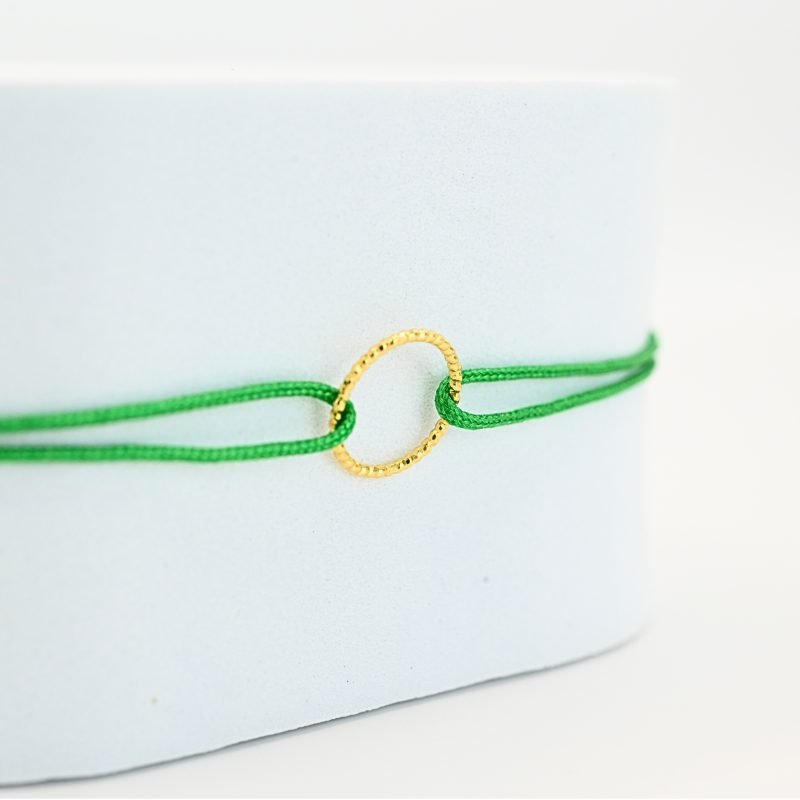 Bracelets de l'amitié, vendu par deux. Cercle en plaqué or (3 microns). Le bracelet est en tissu et vous retrouvez en son centre un magnifique cercle en plaqué or. . Bijou seul, Crédit GEMITY