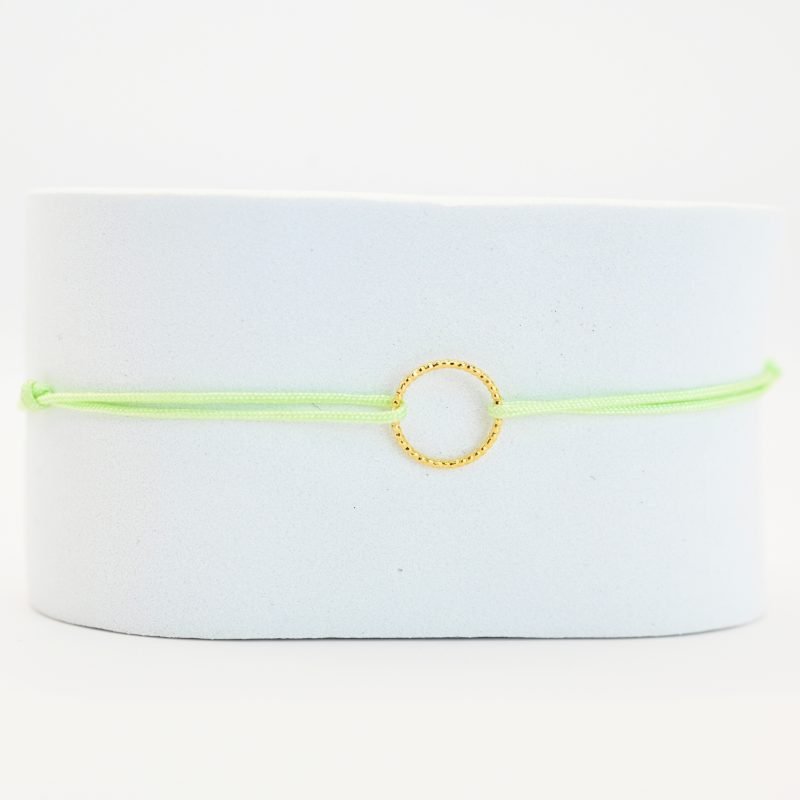 Bracelets de l'amitié, vendu par deux. Cercle en plaqué or (3 microns). Le bracelet est en tissu et vous retrouvez en son centre un magnifique cercle en plaqué or. . Bijou seul, Crédit GEMITY