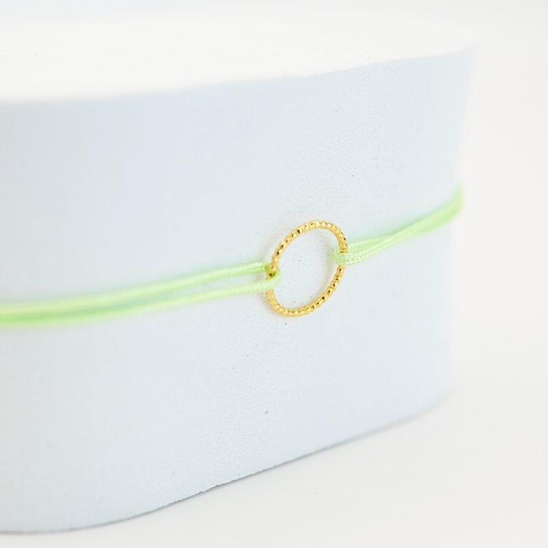 Bracelets de l'amitié, vendu par deux. Cercle en plaqué or (3 microns). Le bracelet est en tissu et vous retrouvez en son centre un magnifique cercle en plaqué or. . Bijou seul, Crédit GEMITY