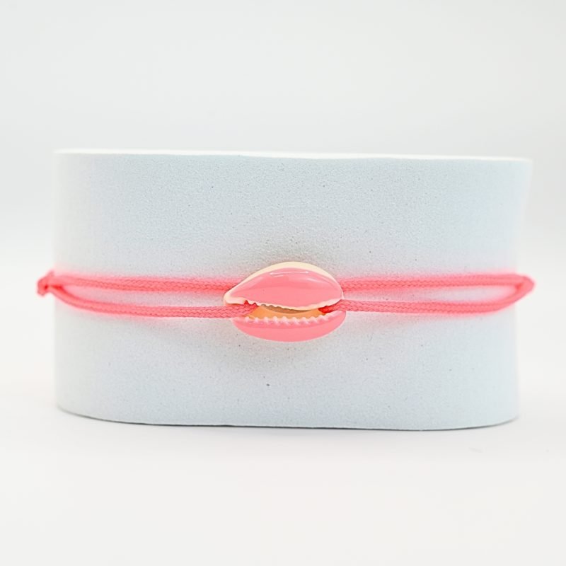 "Véritable cauri émaillé (longueur ≈ 1,5 cm) de la même couleur que le cordon. Lien cordon en coton ajustable, convient pour des poignets de 14 à 19 cm.. Bijou seul, Crédit GEMITY"