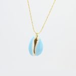 "Collier plaqué or (3 microns) coquillage émaillé Véritable cauri (coquillage) d’une longueur d’environ 2 cm Taille de la chaîne : 39 cm (+5cm de chaîne de rappel) . Bijou seul, Crédit GEMITY"