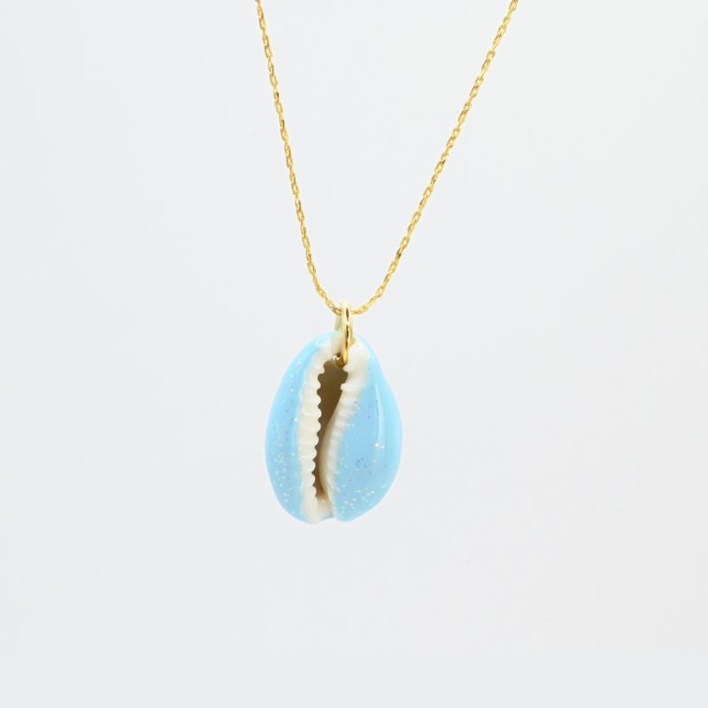 "Collier plaqué or (3 microns) coquillage émaillé Véritable cauri (coquillage) d’une longueur d’environ 2 cm Taille de la chaîne : 39 cm (+5cm de chaîne de rappel) . Bijou seul, Crédit GEMITY"