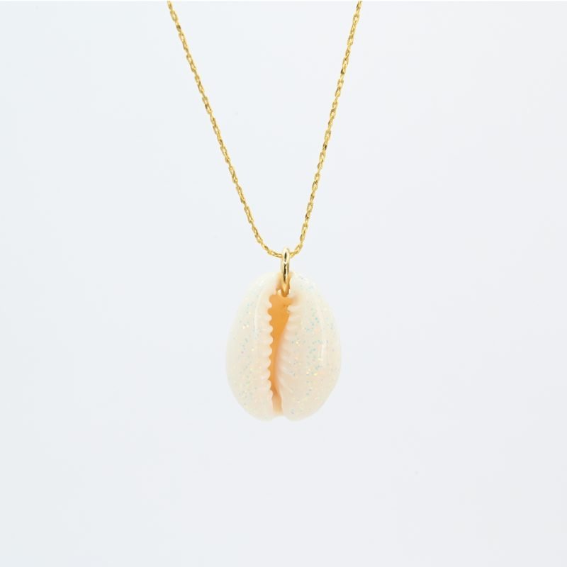 "Collier plaqué or (3 microns) coquillage émaillé Véritable cauri (coquillage) d’une longueur d’environ 2 cm Taille de la chaîne : 39 cm (+5cm de chaîne de rappel) . Bijou seul, Crédit GEMITY"