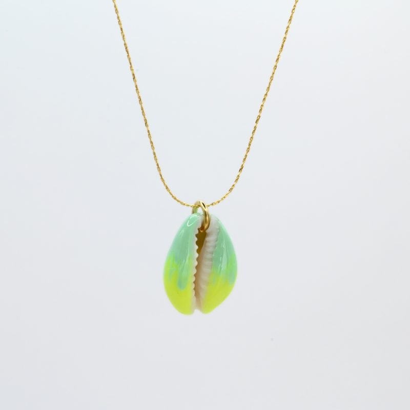 "Collier plaqué or (3 microns) coquillage émaillé Véritable cauri (coquillage) d’une longueur d’environ 2 cm Taille de la chaîne : 39 cm (+5cm de chaîne de rappel) . Bijou seul, Crédit GEMITY"