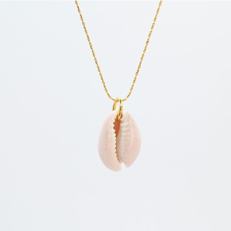 "Collier plaqué or (3 microns) coquillage émaillé Véritable cauri (coquillage) d’une longueur d’environ 2 cm Taille de la chaîne : 39 cm (+5cm de chaîne de rappel) . Bijou seul, Crédit GEMITY"