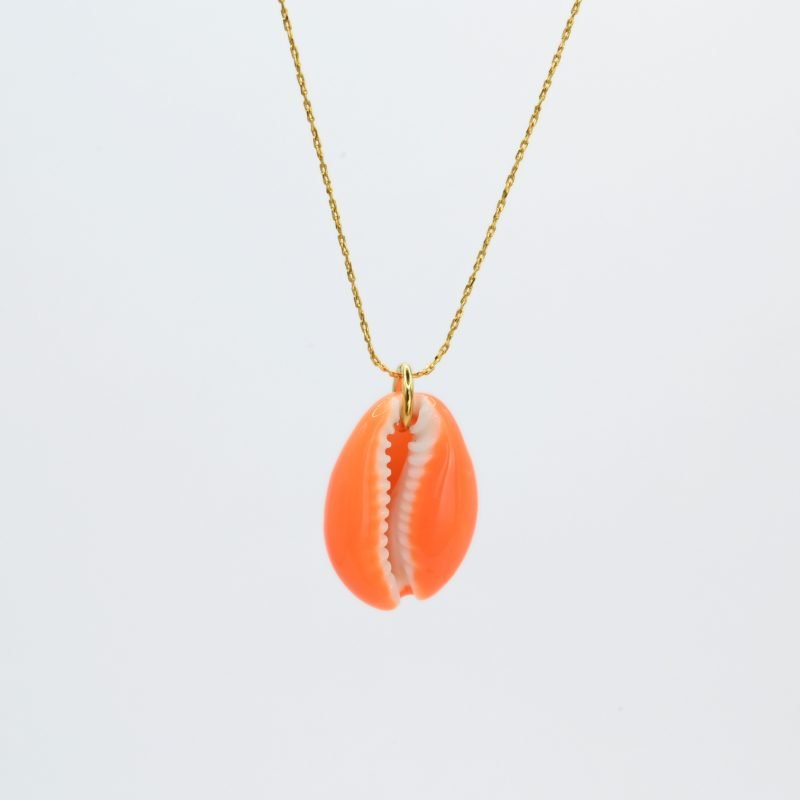 "Collier plaqué or (3 microns) coquillage émaillé Véritable cauri (coquillage) d’une longueur d’environ 2 cm Taille de la chaîne : 39 cm (+5cm de chaîne de rappel) . Bijou seul, Crédit GEMITY"